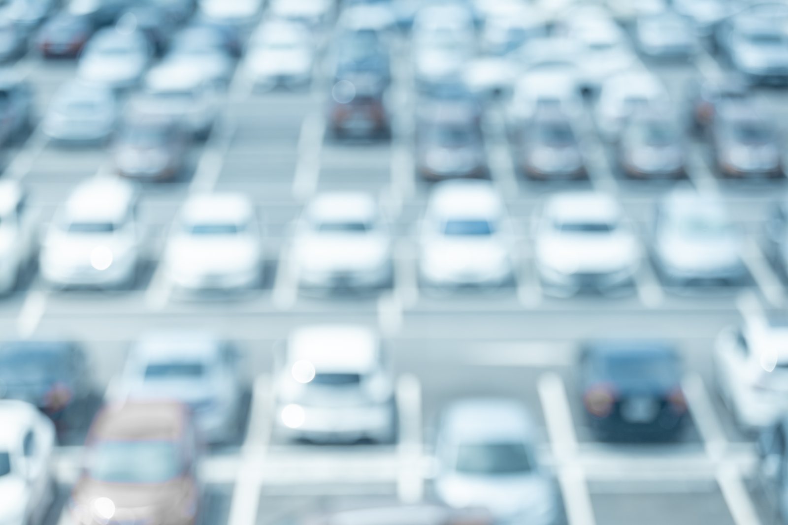 Parkplatz mit vielen geparkten Autos